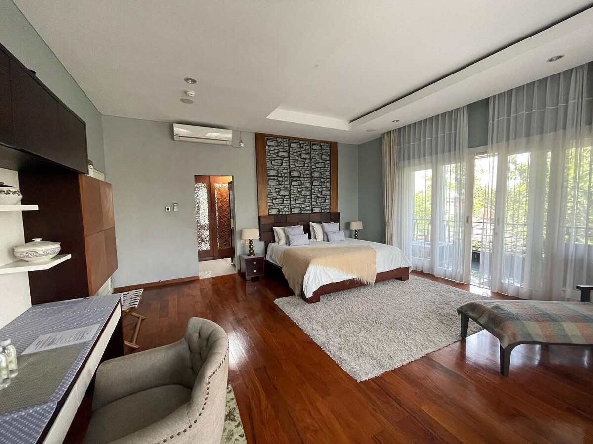 Cómoda cama tamaño king (200x200 cm)

TV de 55 pulgadas + Netflix

Balcón

Sofá/canapé largo

Mesa y silla para trabajar

Armario de ropa

Baño privado con ducha y jacuzzi