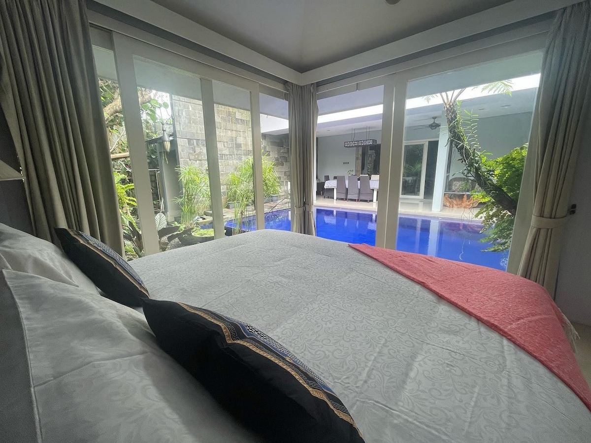 Cómoda cama tamaño king (200x200 cm)

La habitación está separada de la casa principal

Vista a la piscina

Cuarto de ducha cercano

Compartir el baño en el salón