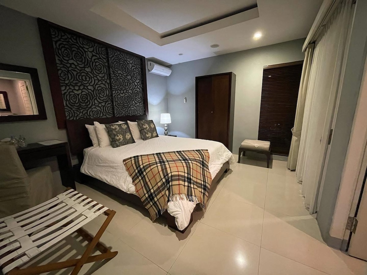 Cómoda cama tamaño queen (160x200 cm)

Balcón

Acceso a baño con ducha

Mesa, silla y espejo

Armario de ropa