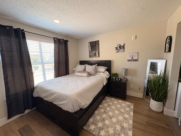 -Slaapkamer:
De slaapkamer is voorzien van een gezellig queensize bed, een hotelachtig dekbed en dekbedovertrekken, fris beddengoed, zachte kussens, een grote spiegel en een kast.