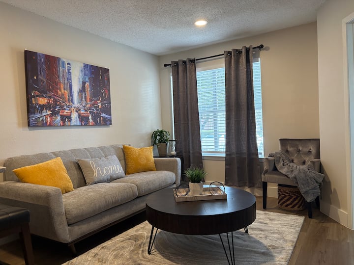 Dit zorgvuldig ontworpen appartement met 1 slaapkamer en 1 badkamer biedt alles wat je nodig hebt voor een comfortabel verblijf.

Woonkamer:
De woonkamer is voorzien van een comfortabele bank en stoel, een 55-inch tv, een eethoek - perfect om te ontspannen of te genieten van maaltijden 