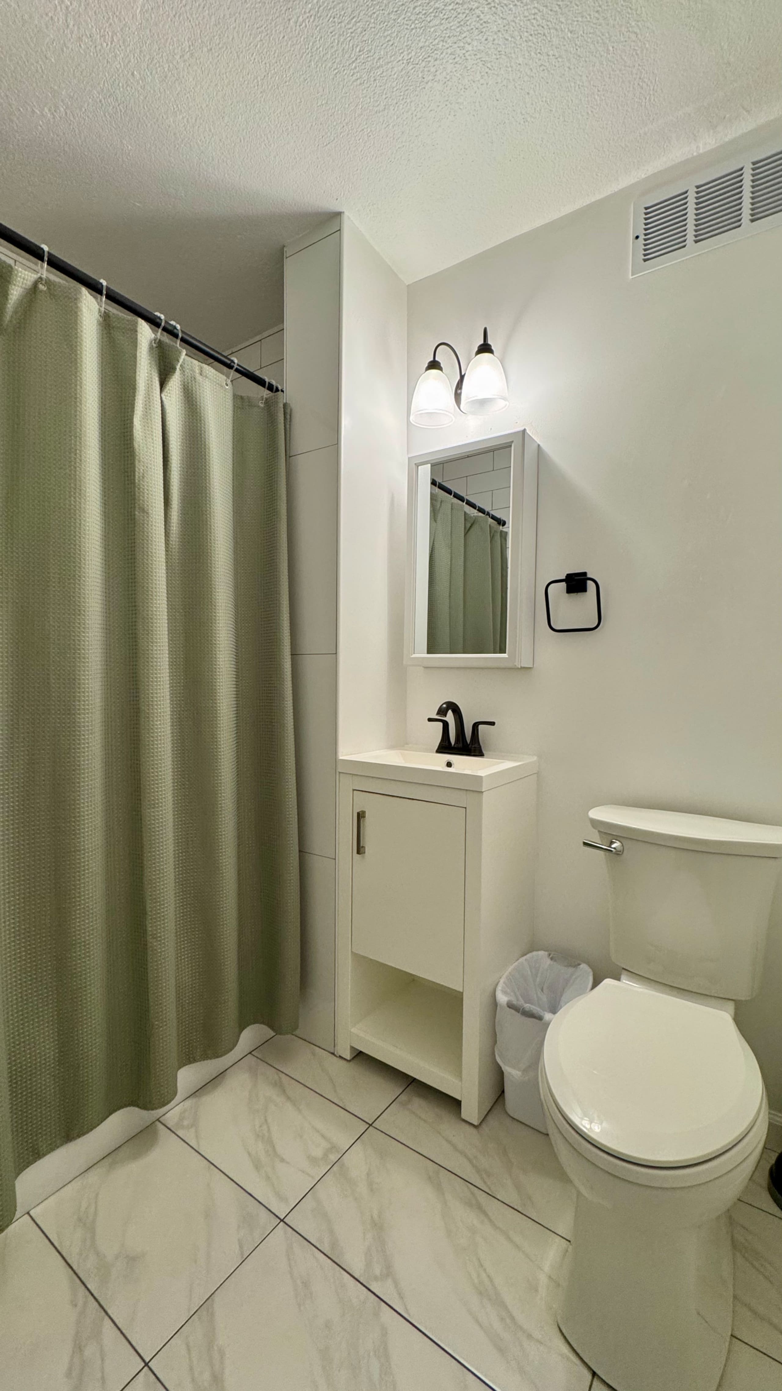 2 BR Near Waikiki Beach! w/Pkg (9) - Image 17