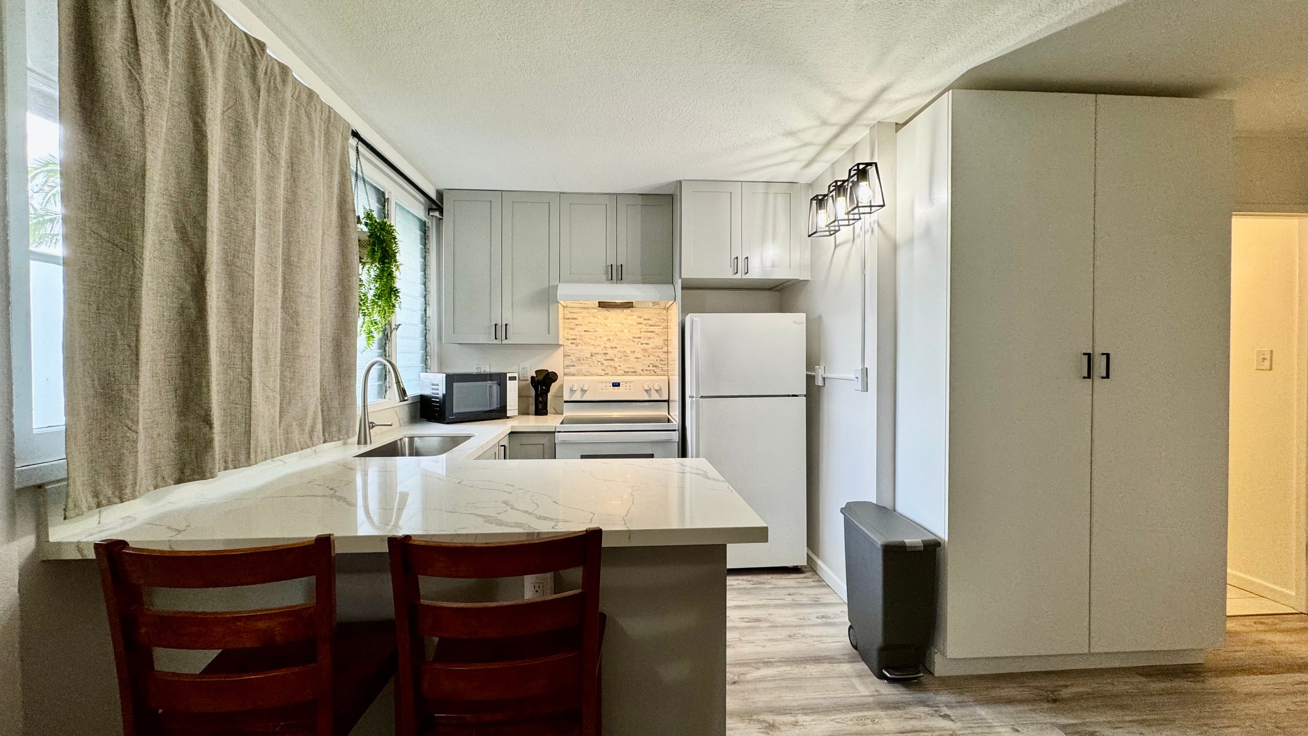 2 BR Near Waikiki Beach! w/Pkg (9) - Image 9