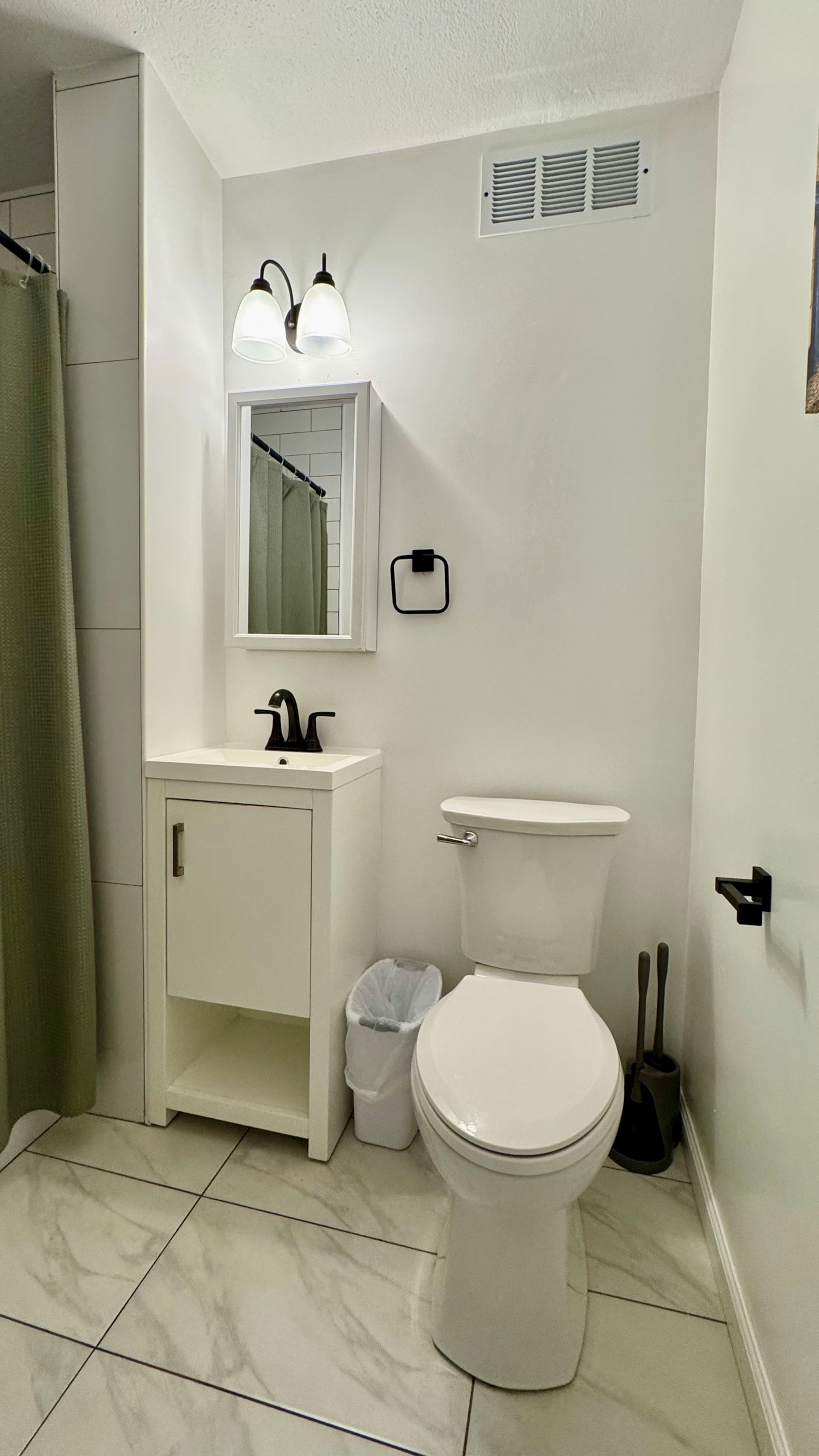 2 BR Near Waikiki Beach! w/Pkg (9) - Image 14