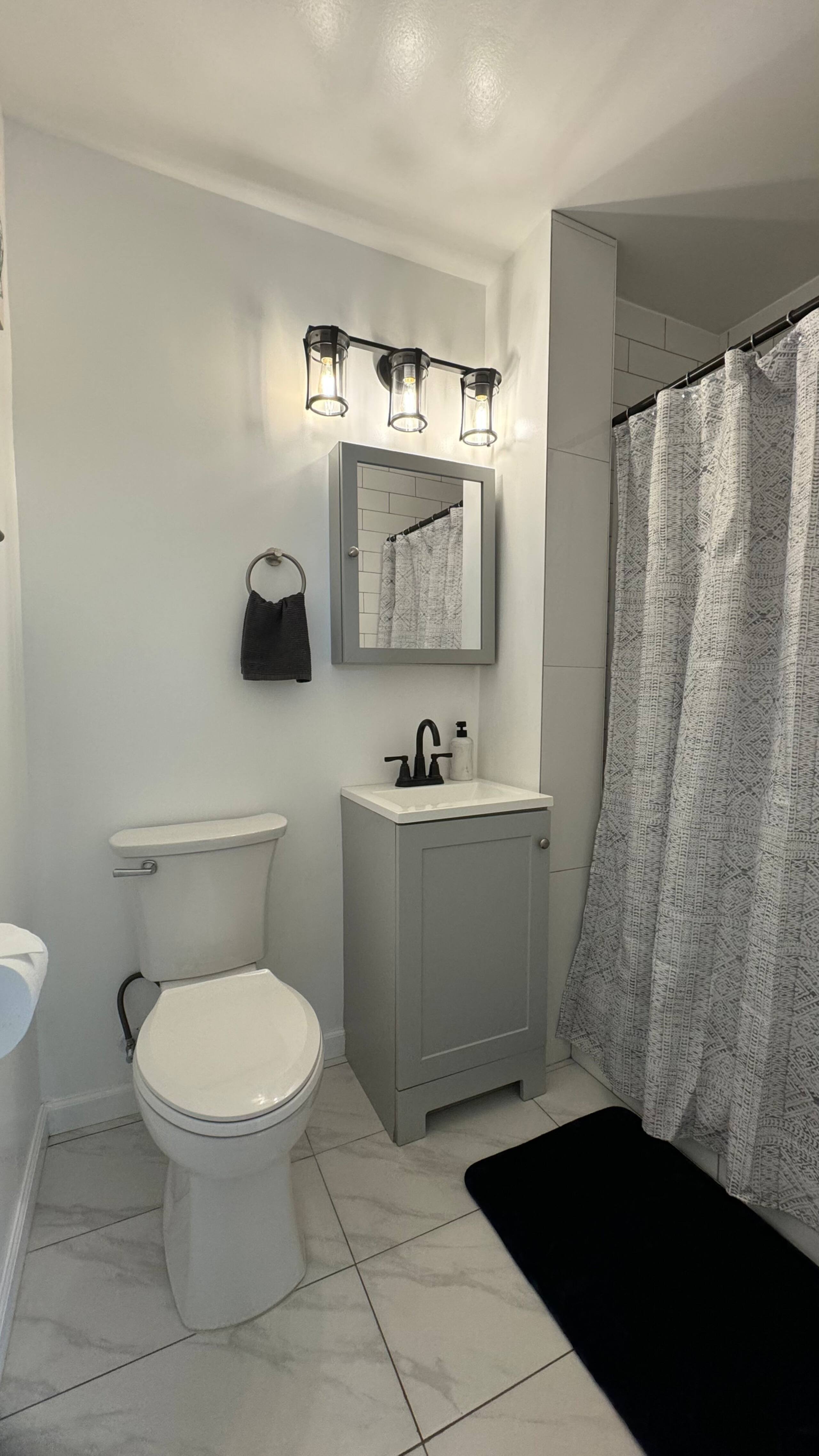 2 BR Near Waikiki Beach! w/Pkg (9) - Image 3
