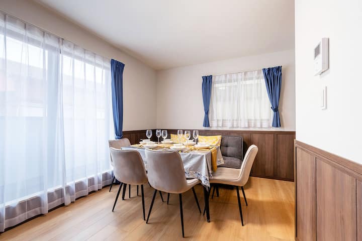 Дневната соба на вториот кат има маса, столови и кауч за најмногу 6 лица.
Ако сте група од 7 или 8 лица, ќе ви обезбедиме дополнителни столови на склопување.

* Златниот тркач на масата на фотографијата е само за целите на фотографирањето и не е достапен за користење.
*Златното перниче на каучот на фотографијата е за фотографирање и не е достапно за користење.