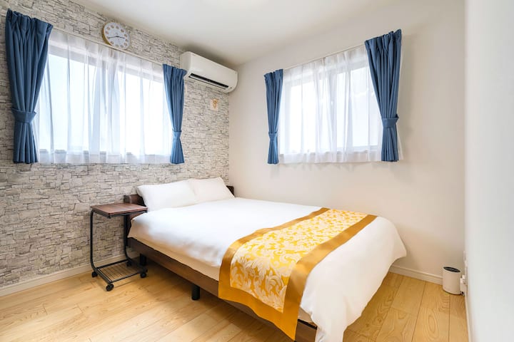 Спалната соба на 3-тиот кат (мала) има 1 брачен кревет и може удобно да преспие до 2 лица.
* За гостите кои престојуваат, обезбедуваме една перница и еден футон по лице.
* Златниот тркач на креветот на фотографијата е само за фотографирање и не е достапен за користење.