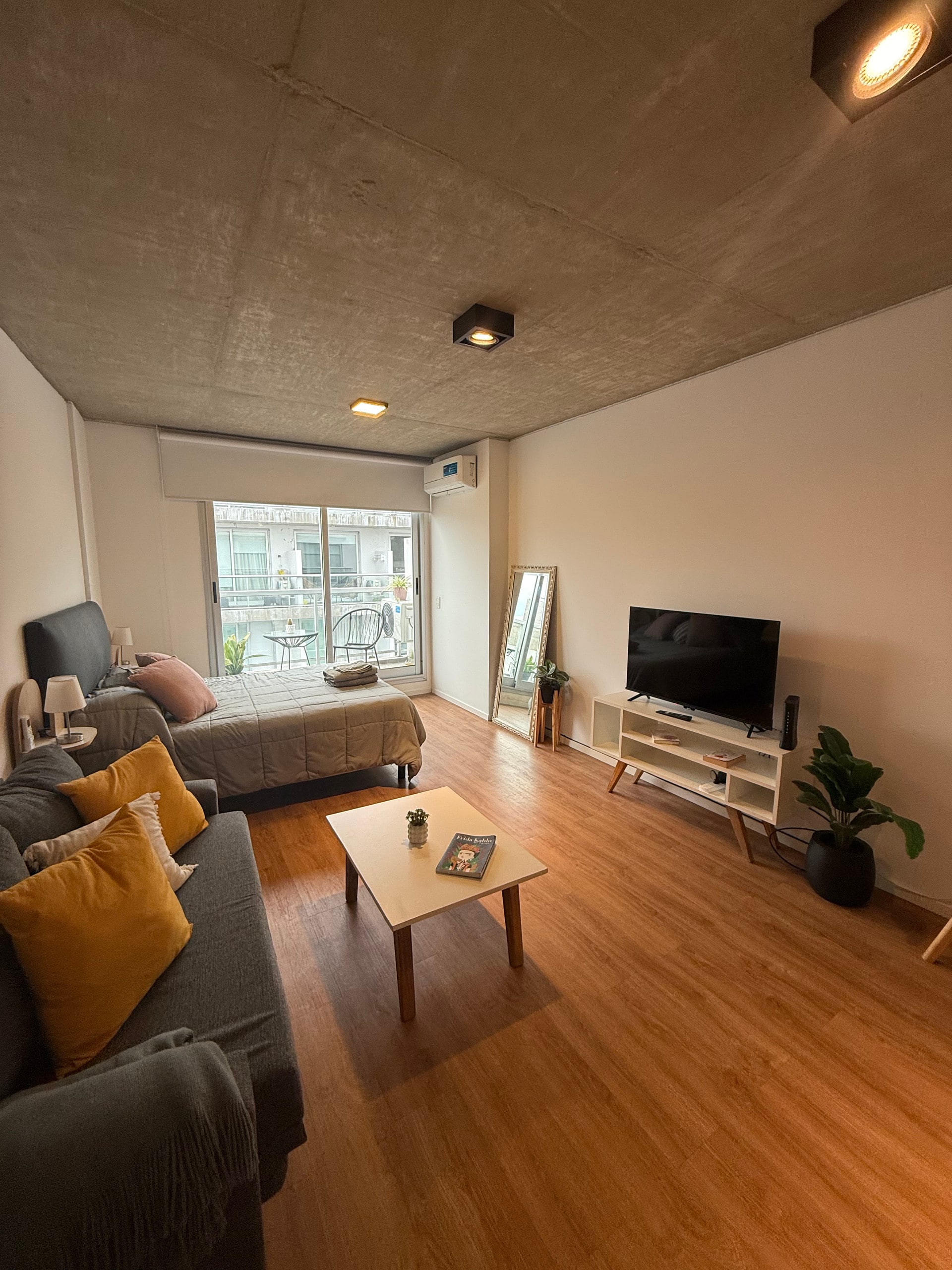 Bright and quiet studio apartment for 3