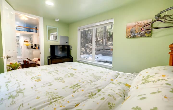 Posteľ má vrchný kryt, ktorý je pohodlný a príjemný pre dobrý spánok.Je tam malá komoda na oblečenie a malý vešiak na pár vecí.