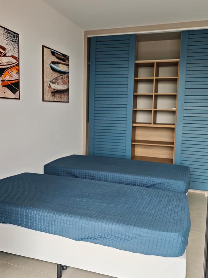 2 camas individuales + 3 colchones individuales (individuales).