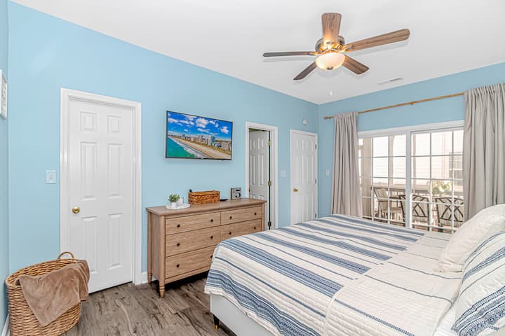 Glavna spavaća soba nalazi se na glavnom katu. Kupaonica s WC-om, kadom i tuš-kabinom, komoda i ormar za odlaganje stvari. Puno svjetla tijekom dana i zavjese za zamračivanje za spavanje – na kraju krajeva, na odmoru ste!