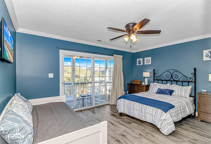 Uživajte u savršenoj šalici kave na trijemu koji se nalazi odmah pored spavaće sobe. Bračni krevet, dva noćna ormarića i budilica s bijelim šumom. Ovo je jedna od 3 spavaće sobe koje se nalaze na katu. U ovoj sobi mogu udobno spavati 3 – 4 osobe. 