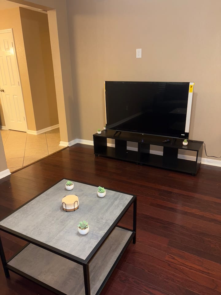 Contemporary Flair. 3 Bedroom, 2.5 Bath Townhome - Houston George Bush Airport (IAH)