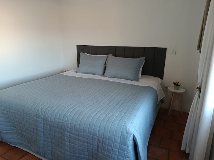 套房卧室配有特大号床。