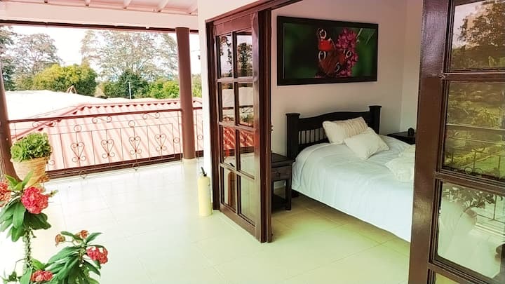 Habitación en segundo piso, con acceso a la chimenea y balcón.