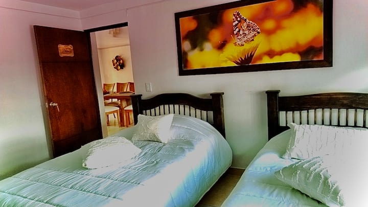 Habitación ubicada en el piso 1 de la casa principal, junto al comedor y cocina interior.
Por favor cuidar los tendidos y toallas, no mancharlos con maquillaje o barro