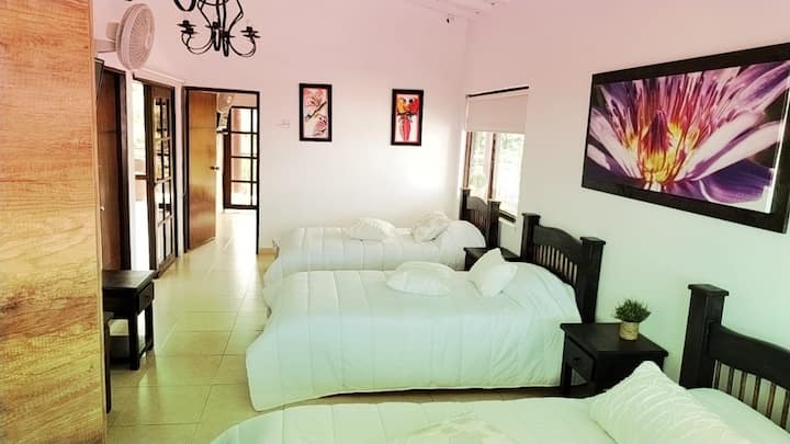 Habitación en el segundo piso, amplios espacios para acomodación grupal.
Baño en la habitación 
Está habitación se conecta con la habitación 5