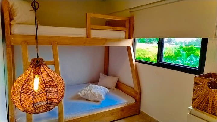 Habitación ubicada en casa auxiliar, en segundo piso y comparte baño con la habitación 6