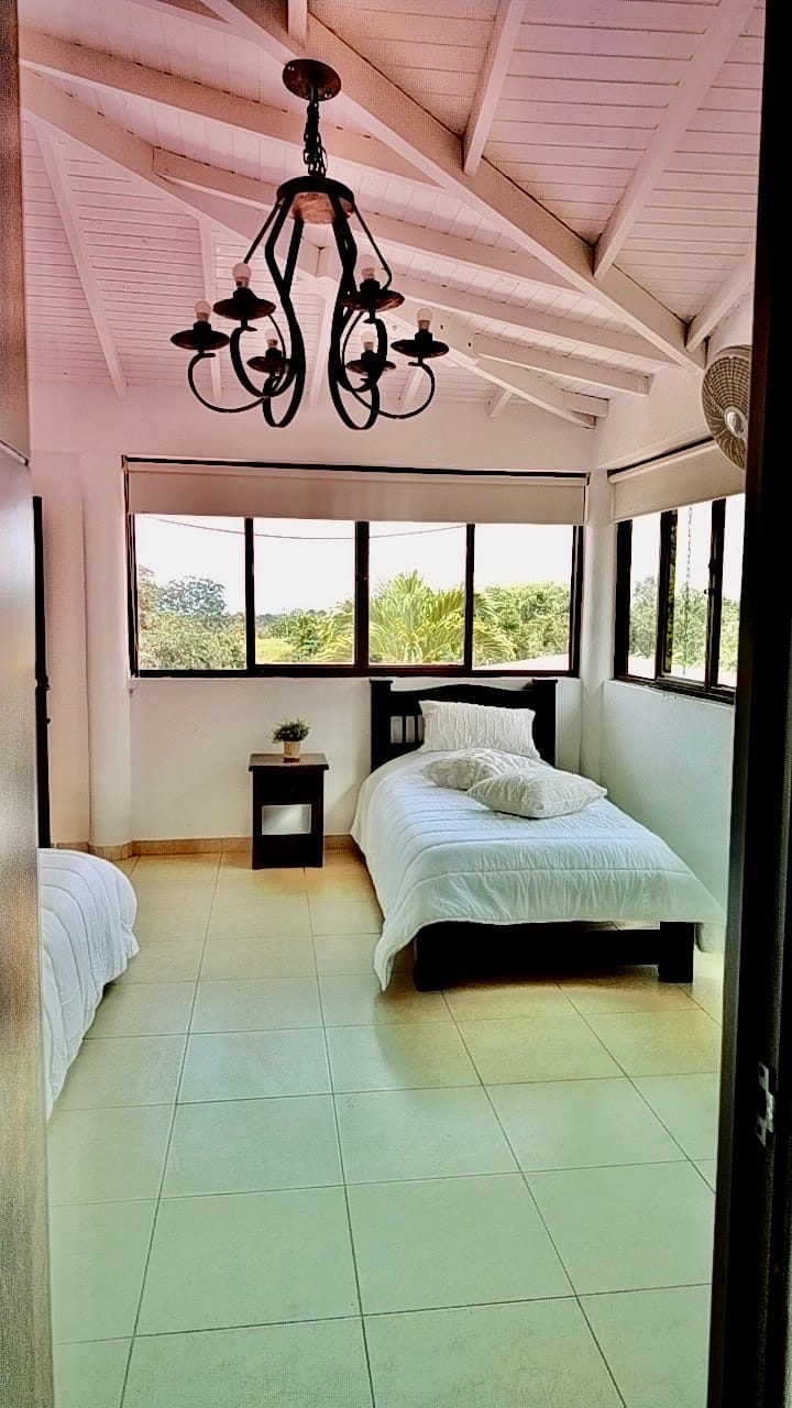 Amplia habitación, con vista a la piscina,  comedor exterior y cafetales, para disfrutar de atardeceres de ensueño.

Habitación en segundo piso, en la casa principal.

Por favor cuidar los tendidos y toallas, no mancharlos con maquillaje o barro

