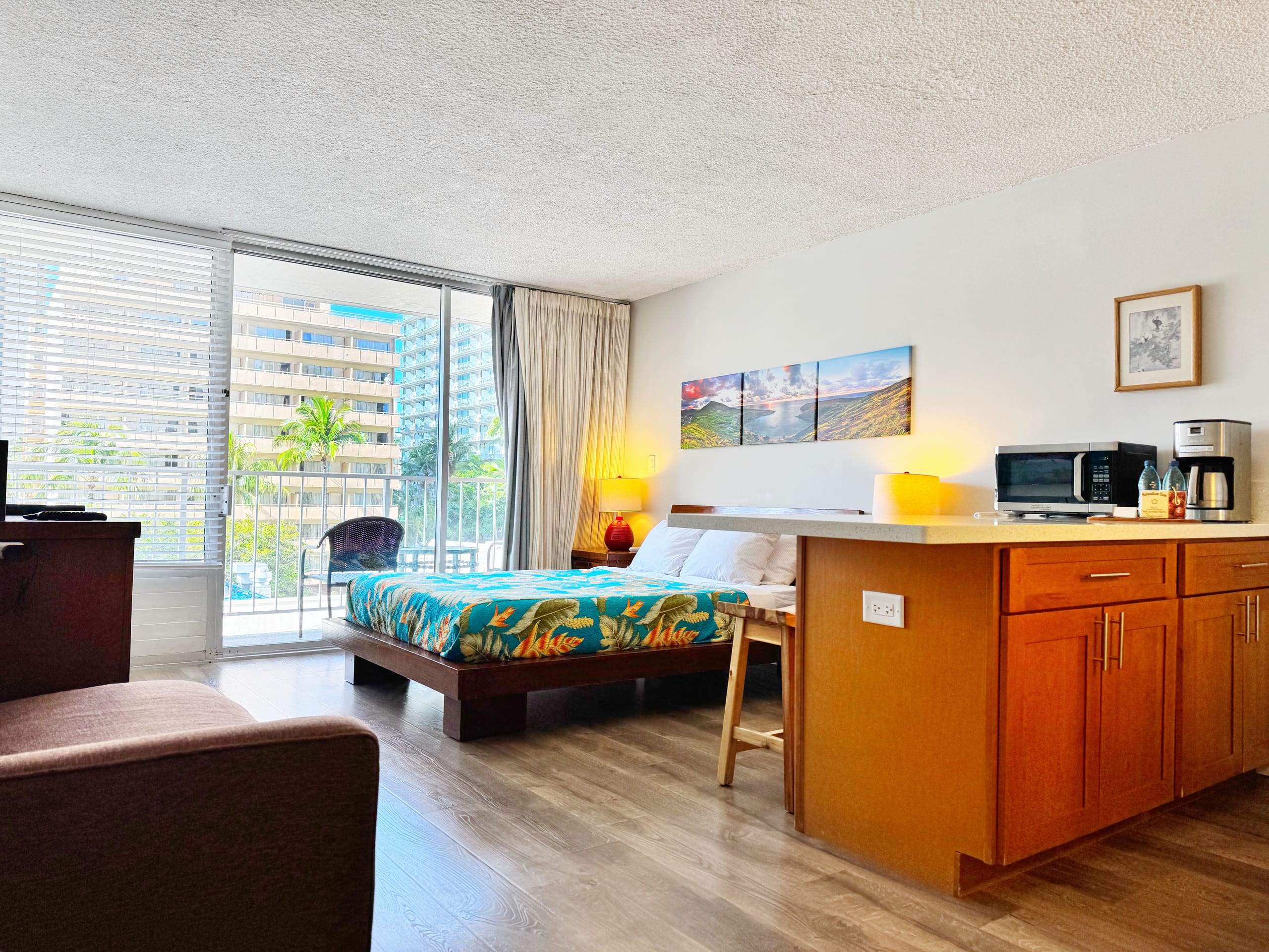 Condo in Honolulu · ★4.88 · Studio · 1 bed · 1 private bath - Image 3