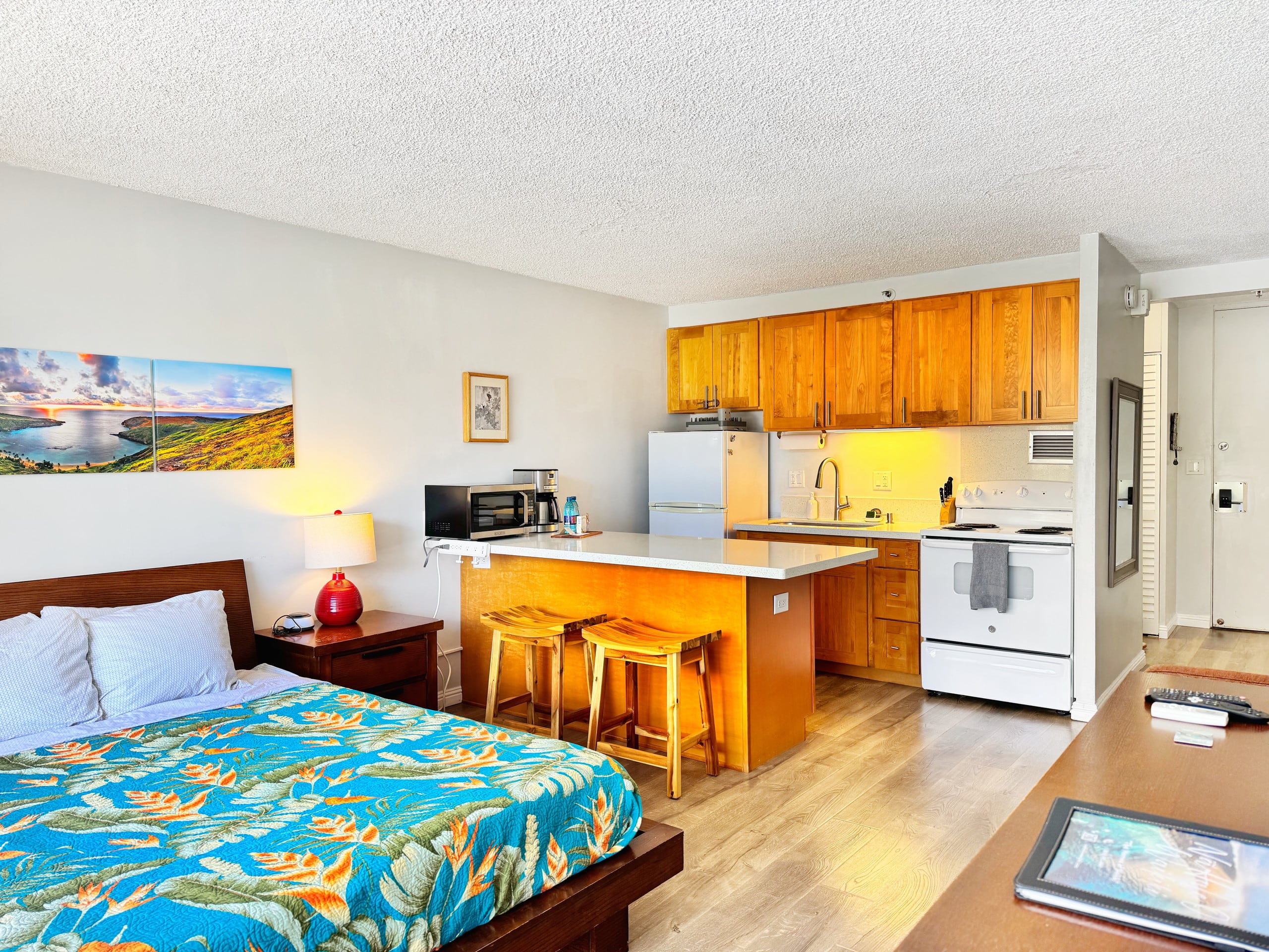 Condo in Honolulu · ★4.88 · Studio · 1 bed · 1 private bath - Image 2