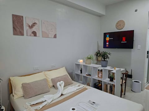 Affordable City Center Studio w/ WiFi + Netflix