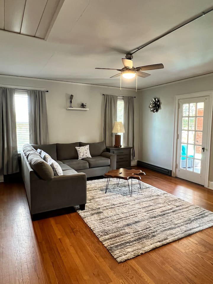 Cozy Downtown Asheboro Apartment - North Carolina Zoo, Asheboro