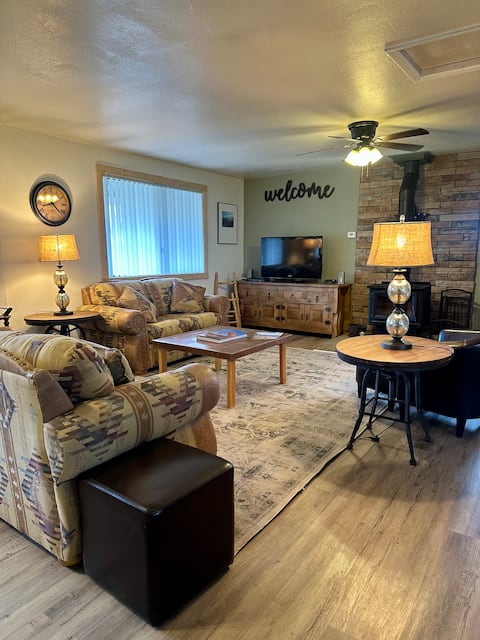 Popular Airbnb listing: Eagar AZ Hideaway | White Mountain Retreat in White Mountains Rural