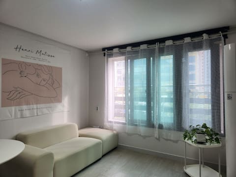 StayOne Dongtan Station 10 minutes
Dongtan Lake Room 2F 2
Simmons Queen 1, SS2
5 * Bedding Managemen