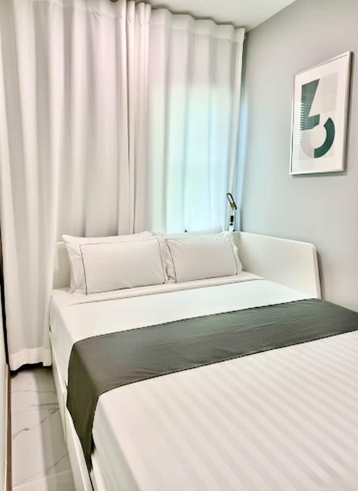 La pièce maîtresse de cette chambre est l'incroyable lit simple à double extensible. laissant suffisamment d'espace au sol pour que vous puissiez vous déplacer, déballer ou simplement vous détendre. Besoin de plus d'espace pour vous détendre? Il se transforme facilement en un lit double spacieux.