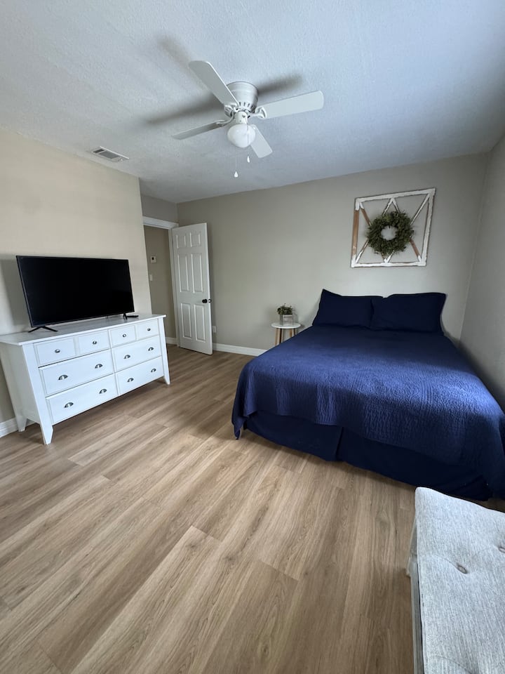 Queensize-dobbeltseng med 40 tommers smart-tv