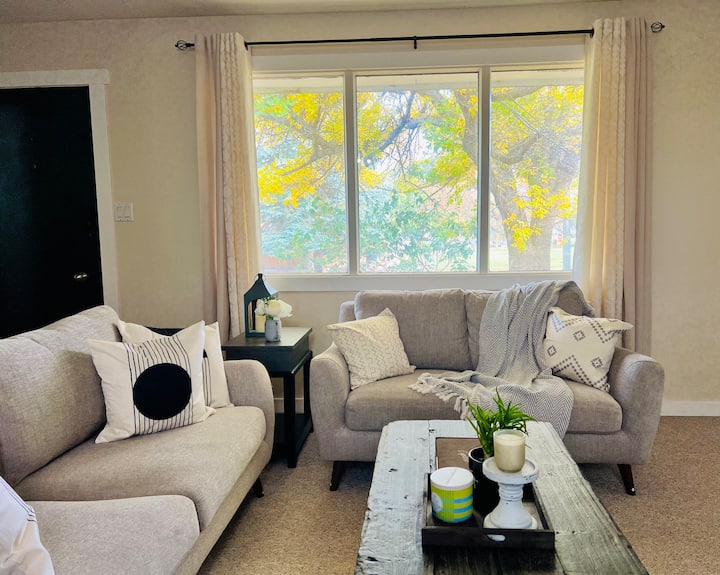 Spacious Family Home With Gameroom - Prince Albert
