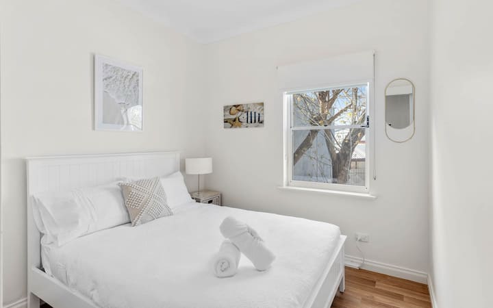 Acomódate en el segundo dormitorio, donde una cómoda cama doble y una decoración relajante crean un refugio tranquilo.