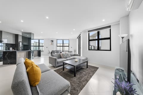 Top performing Airbnb: Luxury 3BR Penthouse w Parking|Darling Harbour|ICC in Ultimo