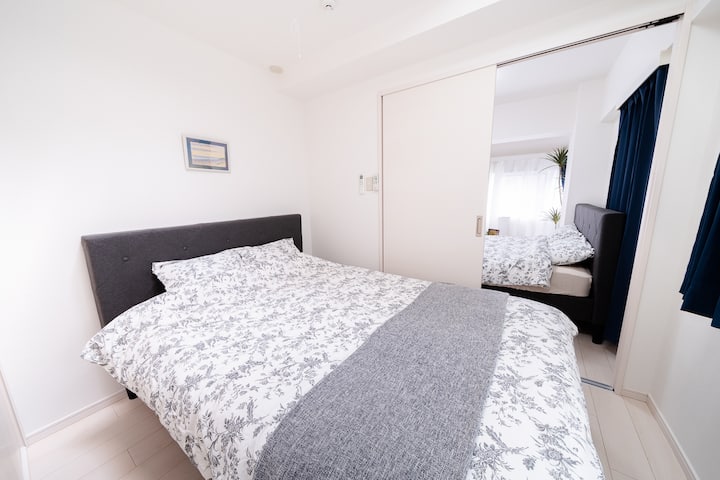 Užite si priestranný a pohodlný spánok v manželskej posteli.
Posteľná bielizeň bola teraz vymenená za bielu.