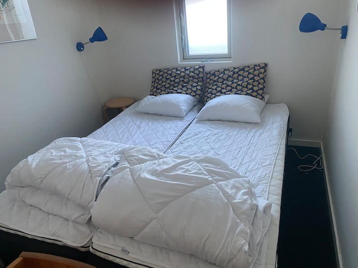 Dormitorio con dos camas individuales 