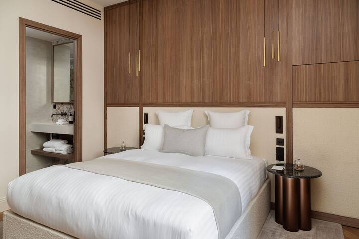 ONIRI 3-BR/3Ba with Services – Le Marais