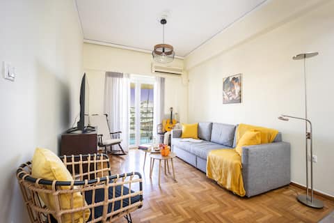 Top Airbnb: Stylish 2BD with Balcony in Central Athens in Δήμος Καλλιθέας