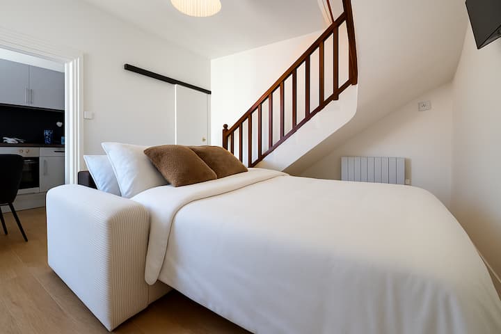 Мек разтегателен диван – идеален за до 4 гости