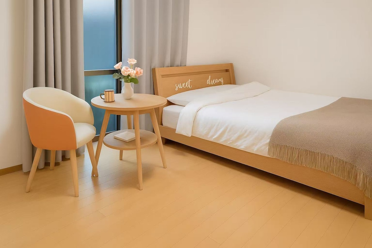 غرفة على الطراز الغربي في الطابق الأول، سرير مزدوج 1.4 متر * 2 متر