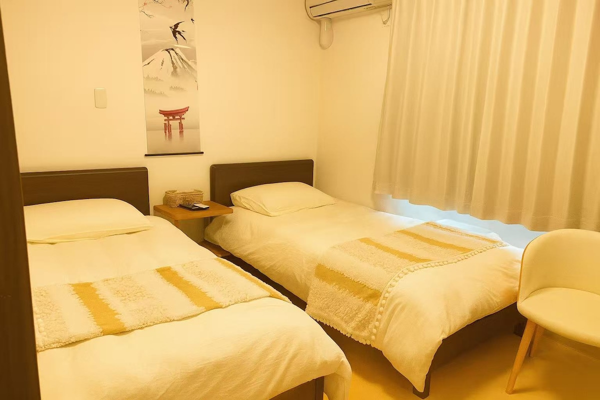 غرفة على الطراز الغربي في الطابق الثالث، سريران مفردان