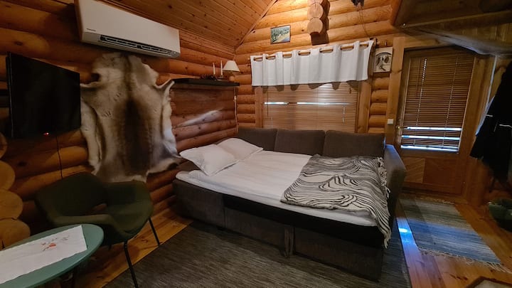 Sebule ni kiini cha nyumba ya shambani. Sofa ya kona inaweza kutandazwa ili kuunda kitanda. Kitanda kina upana wa sentimita 140 na kina nafasi ya watu wawili. Kitanda kinaweza kuondolewa kwa urahisi kwa siku hiyo. Sebule pia ina televisheni na meko.