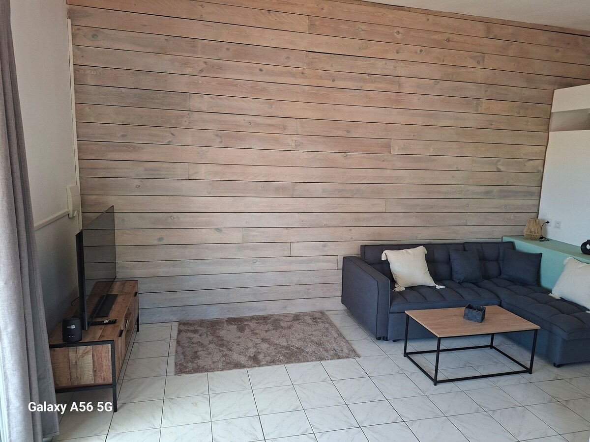 slaapbank die geschikt is voor kinderen bij voorkeur voor optimaal comfort.
Tv met Canal+ en Netflix