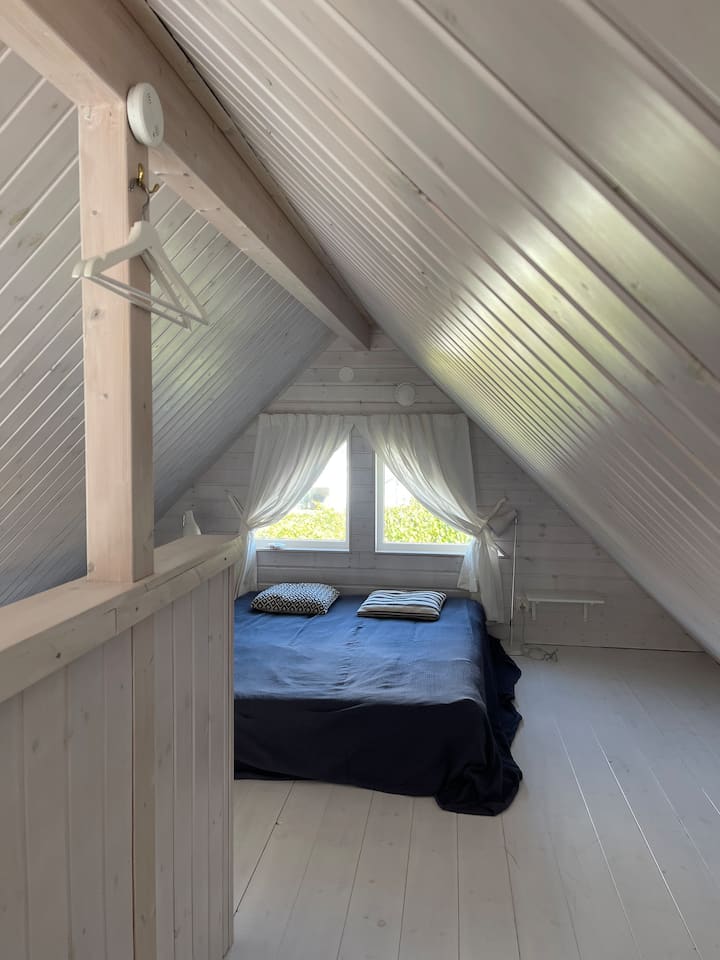 Две единични легла с изглед към полетата на изток