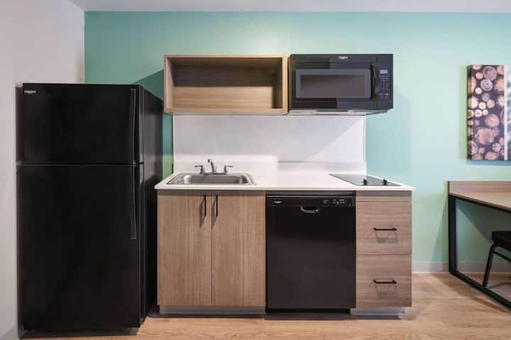 Echo Gallatin | 2 Queen Beds | Kitchen - Hendersonville, TN