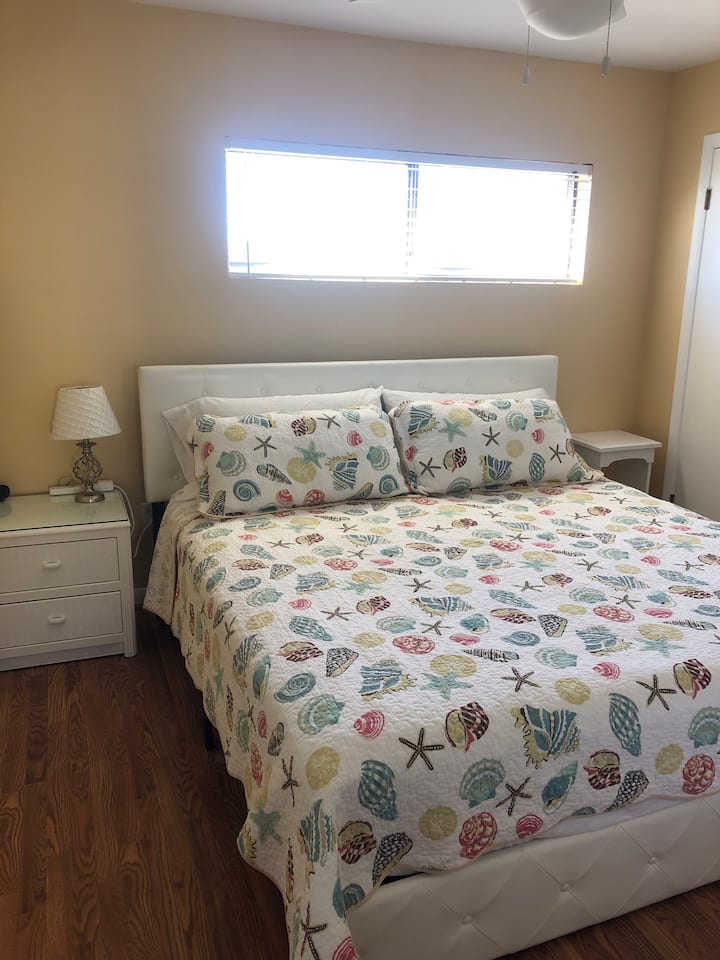 Este segundo dormitorio tiene una cómoda cama tamaño king. El baño completo está a solo dos pasos de la puerta en el pasillo.