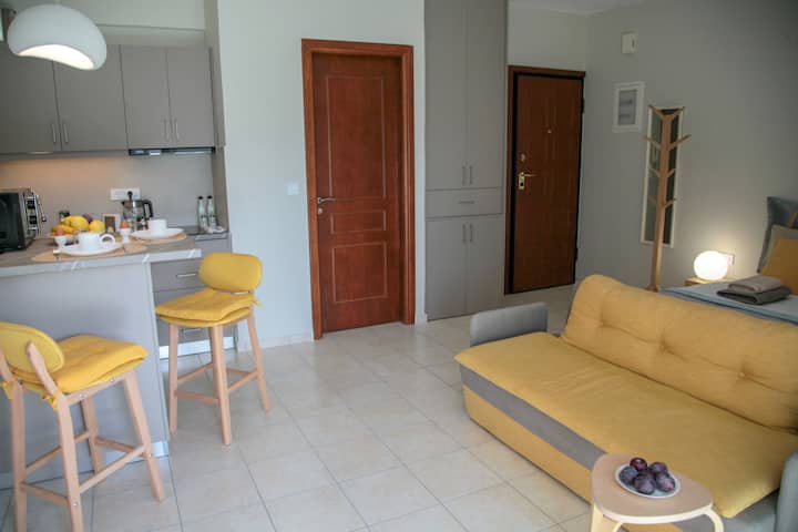 Una sala de estar y cocina totalmente equipada.