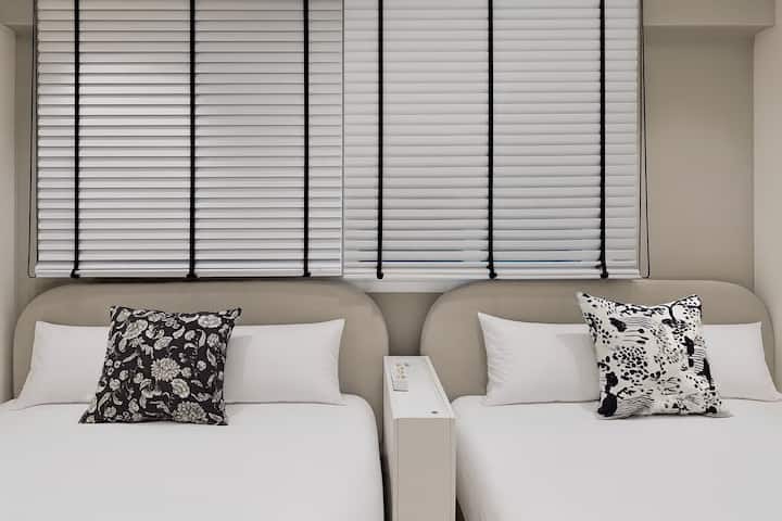 זו מיטה נעימה שתרצו לשכב עליה ברגע שתראו אותה. יש שתי מיטות קווין סייז, כך שתוכלו לישון בנוחות.