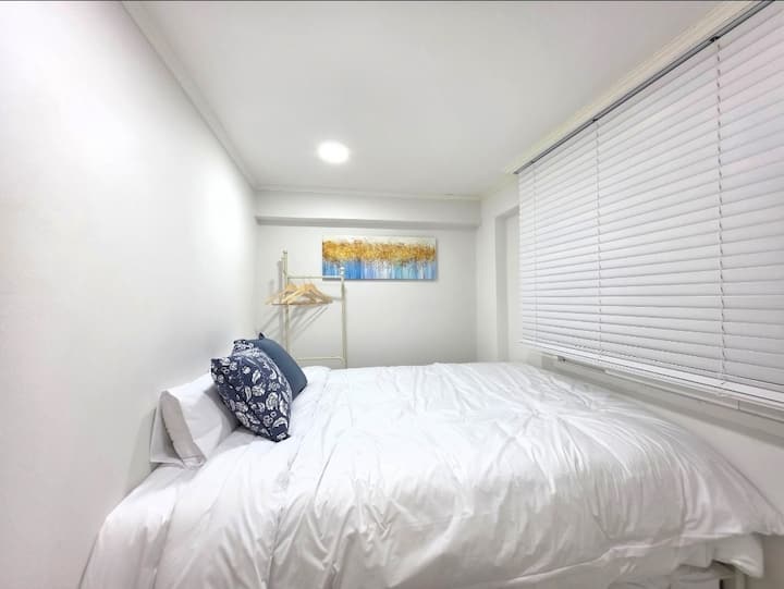 זו מיטה נוחה שבה אפשר לישון בנוחות.