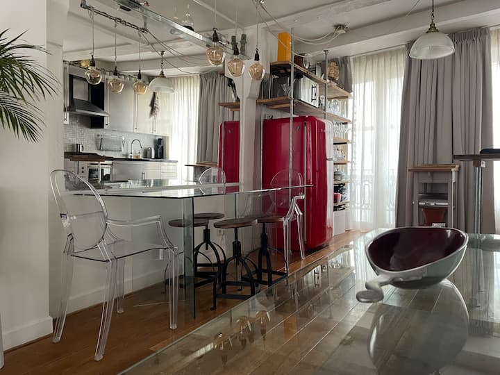 Traditional Amsterdam Town House In Old Amsterdam - Amsterdam